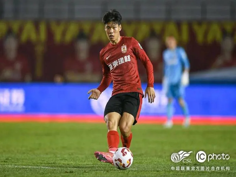 北青:U23国足主力球员贺一然今日抵达成都,即将加盟成都蓉城